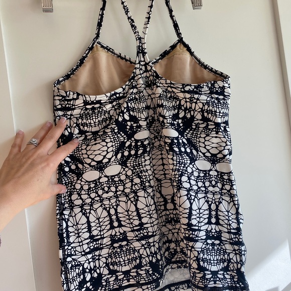 Lululemon Power Y lined Tank in Glacier Lace pattern - Picture 5 of 7